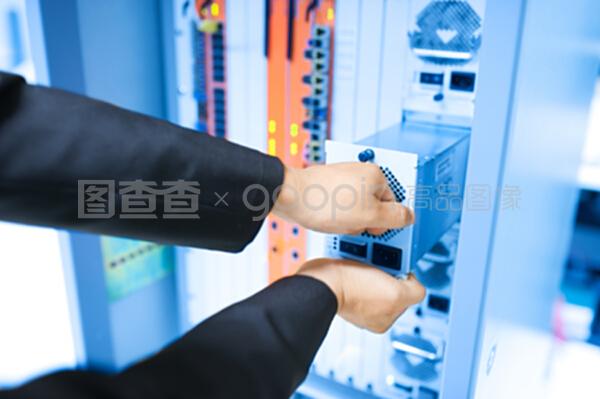 數據中心網絡開關安裝與維護 確保高效運行的關鍵步驟